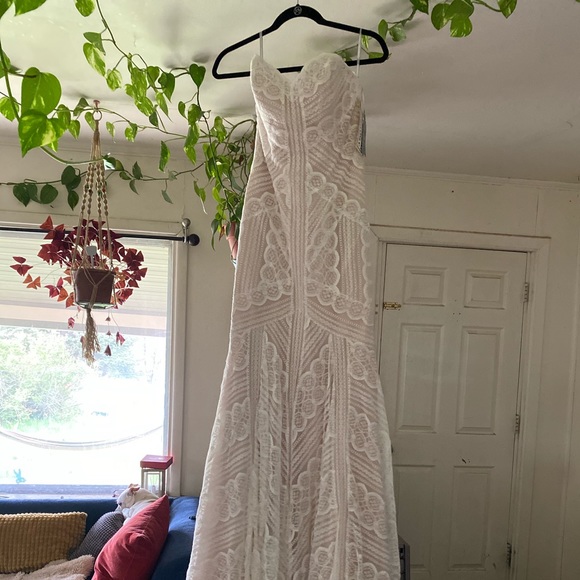 Beautiful wedding gown brand new!!!!!!! - Picture 2 of 8